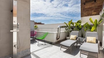 Habitació Deluxe, terrassa | Caixa forta a l'habitació, escriptori i habitacions insonoritzades