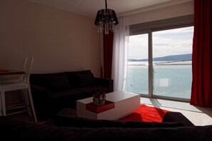 Apartament, 1 dormitori, vistes al mar | Sala d'estar | Televisor de pantalla plana 