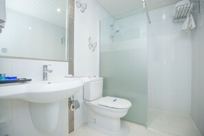 Shower, free toiletries, hair dryer, bathrobes - MCG Marble Hotel (Afyonkarahisar)