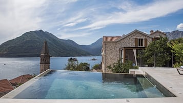 Outdoor pool, pool umbrellas, sun loungers