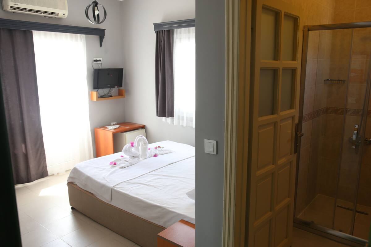 Comfort tweepersoonskamer | Luxe beddengoed, een minibar, een kluis op de kamer, een laptopwerkplek