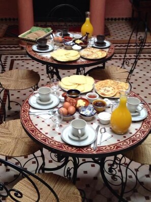 Breakfast, lunch and dinner served  - Riad Abjaou (Marrakech)