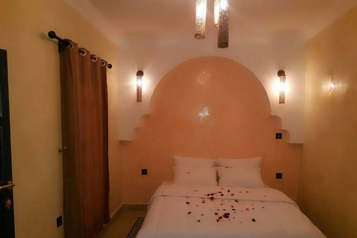 Premium bedding, desk, blackout drapes, soundproofing