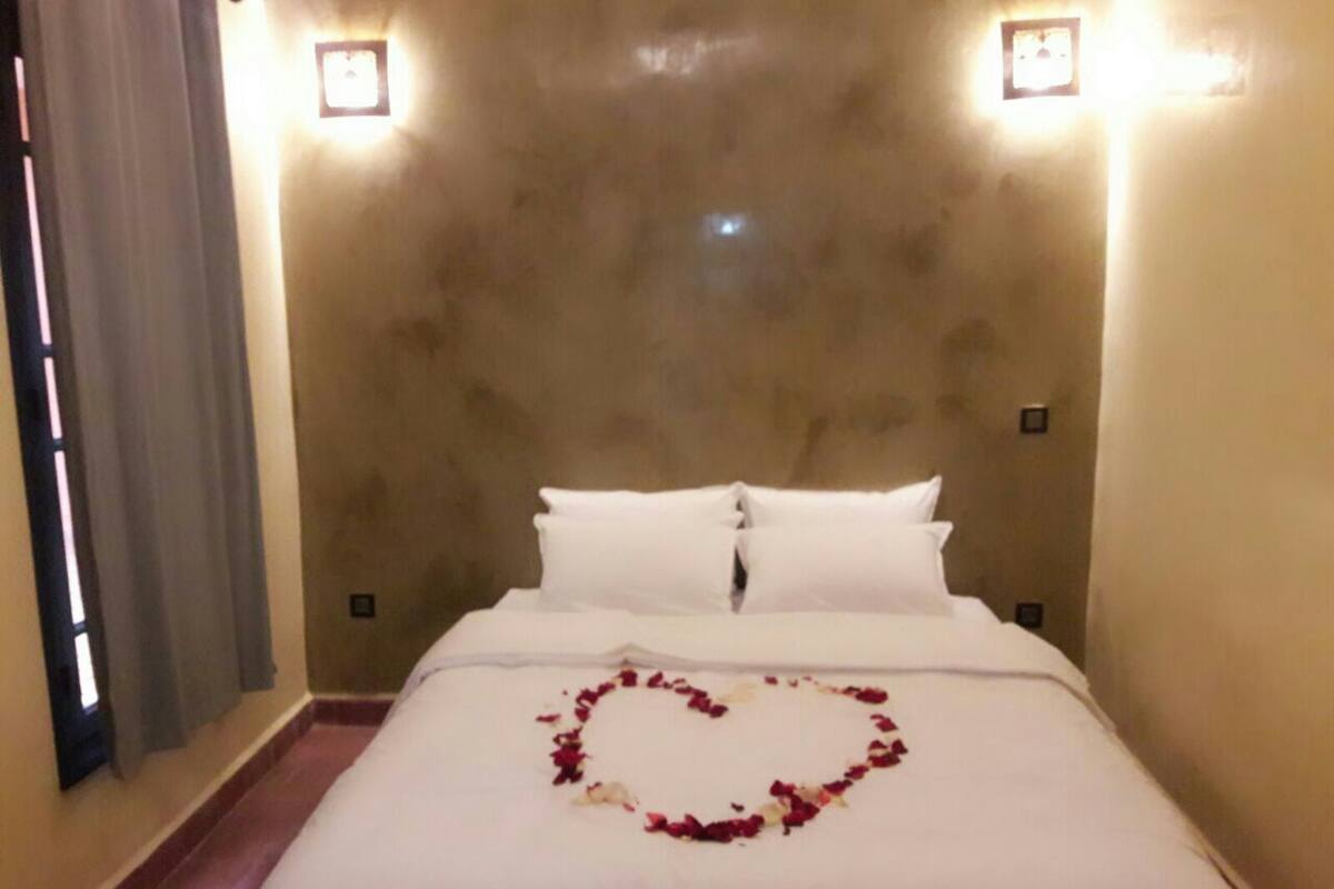 Premium bedding, desk, blackout drapes, soundproofing