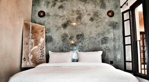 Luxe beddengoed, individueel gedecoreerd, een bureau