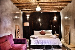 Bộ đồ giường cao cấp, trang trí khác biệt, bàn, màn/rèm cản sáng 