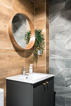 Executive Apartment, 1 Bedroom, City View | Bathroom | Shower, free toiletries, hair dryer, slippers - MRG Apartments (Bucharest)