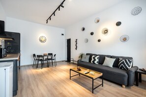 Lägenhet Executive - 1 sovrum - utsikt mot staden | Vardagsrum | 140-centimeters LED-tv med kabelkanaler, tv och Netflix