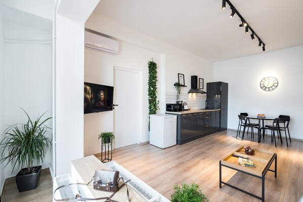 Apartamento ejecutivo, 1 habitación, vistas a la ciudad | Cocina privada | Frigorífico, microondas, placa de cocina y cafetera o tetera