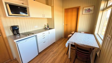 Casa de campo panorâmica, 2 quartos, cozinha, vista para o vale | Cozinha privada | Geladeira, micro-ondas, cooktop, lava-louças