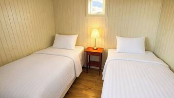 4 bedrooms, blackout drapes, free cribs/infant beds, free WiFi