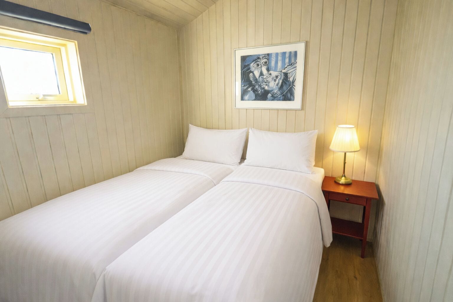 4 عدّة غرف نوم وستائر تعتيم وأسرّة أطفال/رضّع (مجانًا) وواي فاي مجانًا