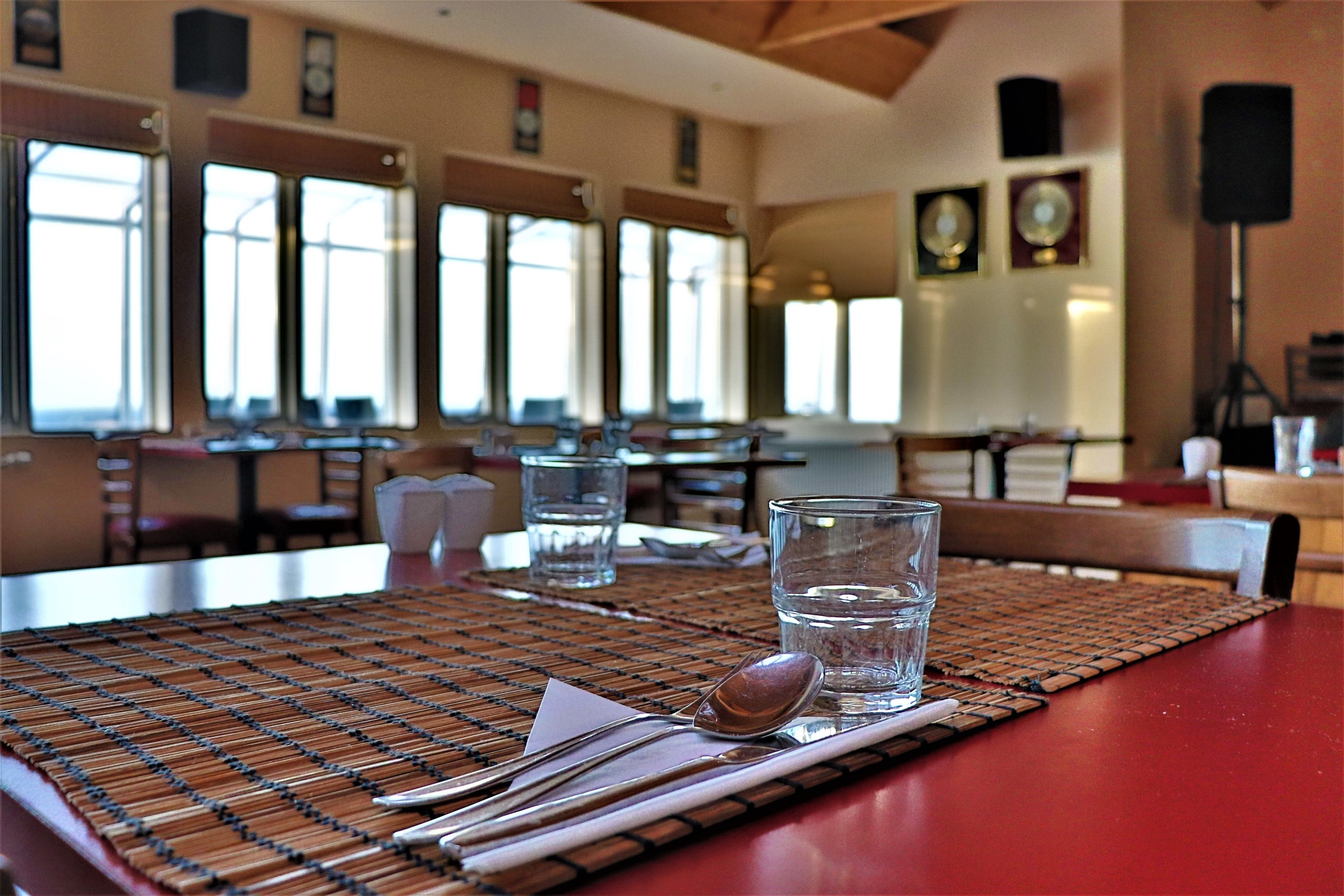 Lunsj og middag serveres, lokale retter