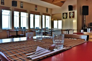 Se sirven almuerzos y cenas, cocina local