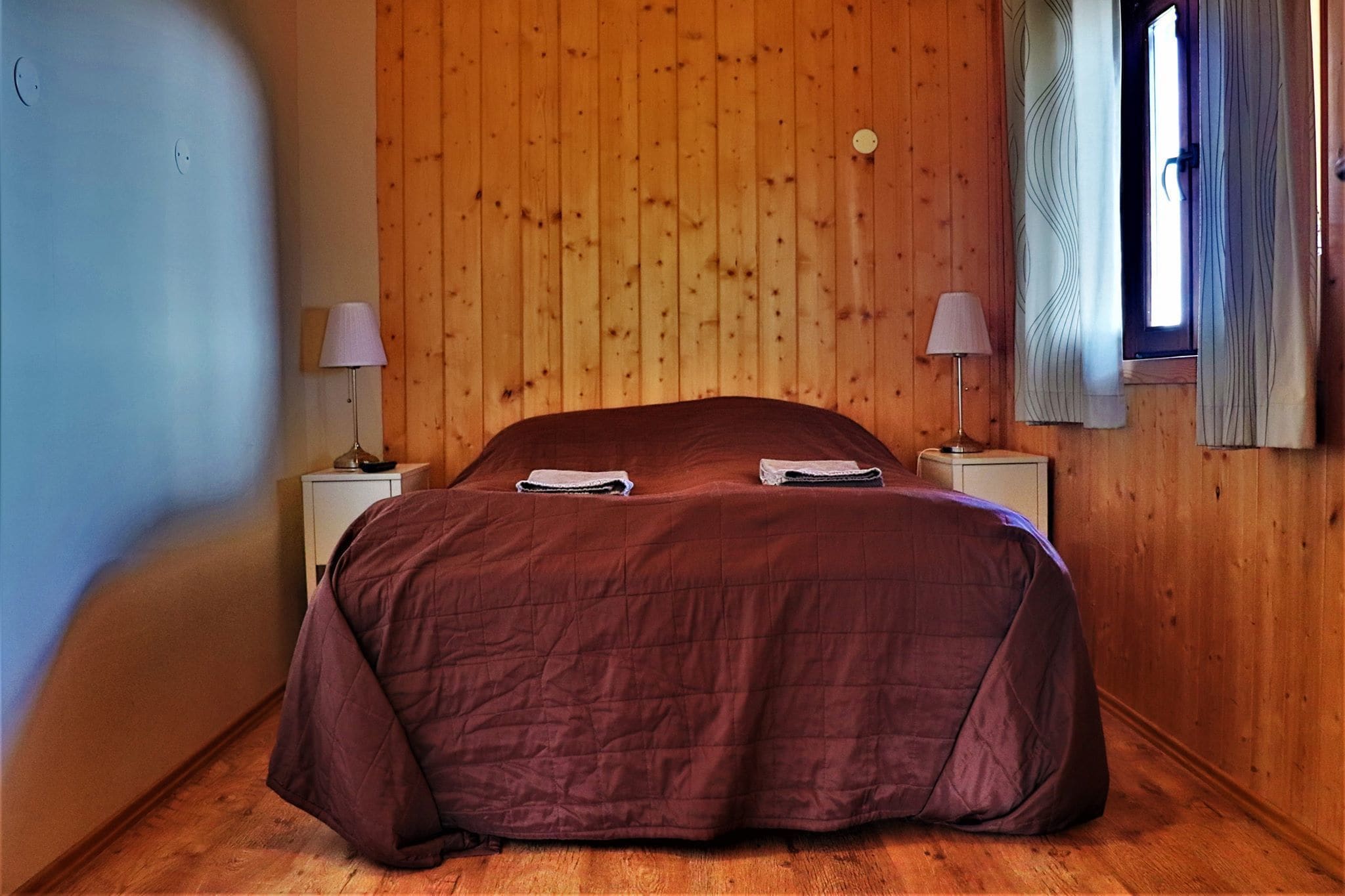 Quarto casal ou duplo, banheiro compartilhado, vista parcial para o lago | 4 quartos, cortinas blackout, berços (sobretaxa), Wi-Fi de cortesia