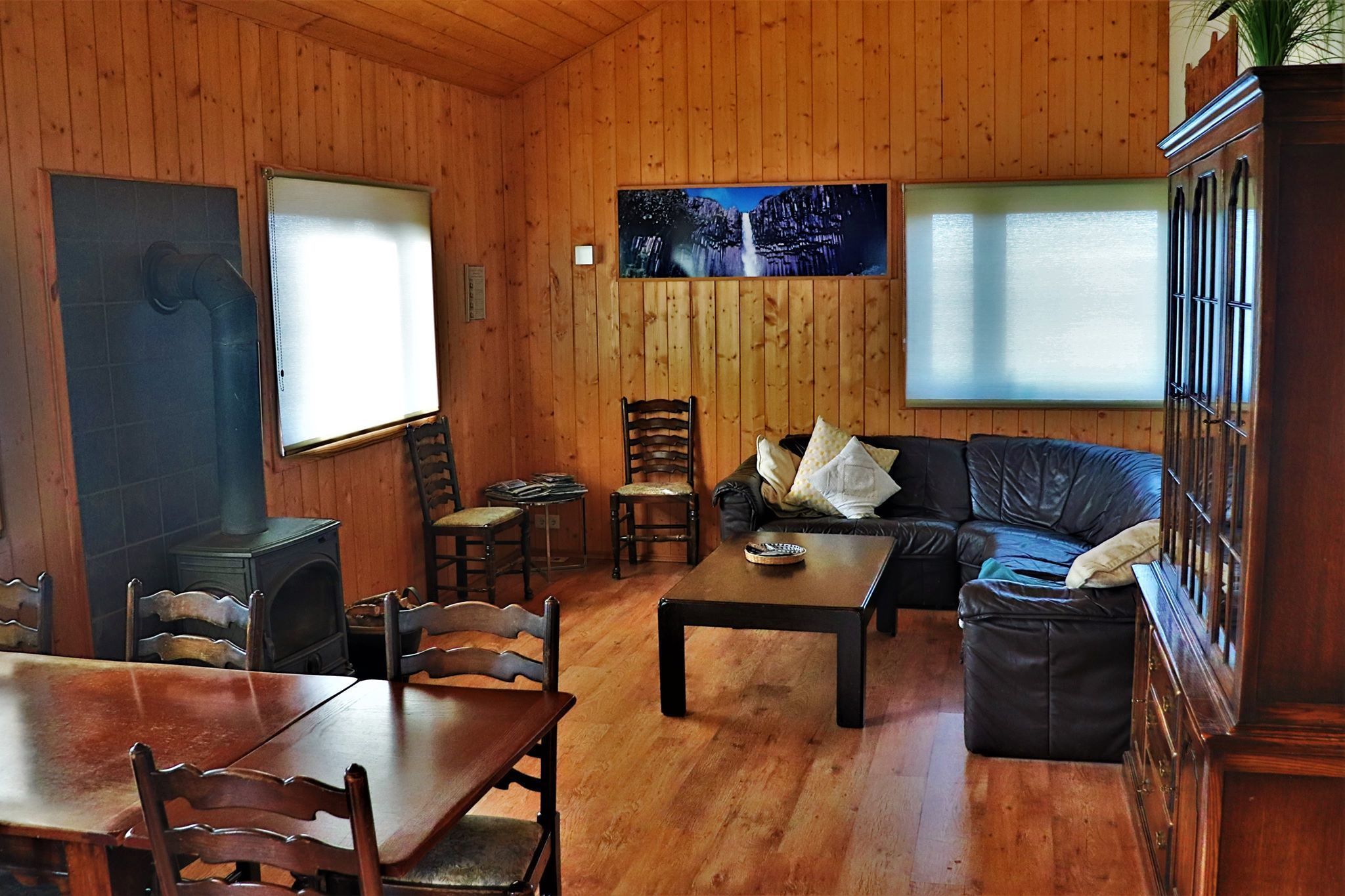 Quarto casal ou duplo, banheiro compartilhado, vista parcial para o lago | Área de estar | TV