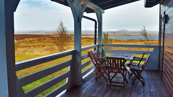Herbergi fyrir tvo - sameiginlegt baðherbergi - útsýni yfir vatn að hluta | Verönd/útipallur