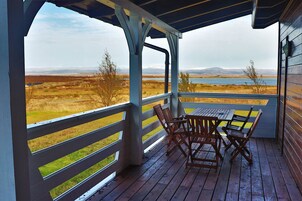 Habitación con 1 cama doble o 2 individuales, baño compartido, vistas parciales al lago | Terraza o patio