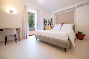 In-room safe, soundproofing, free WiFi, bed sheets