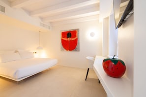 In-room safe, soundproofing, free WiFi, bed sheets