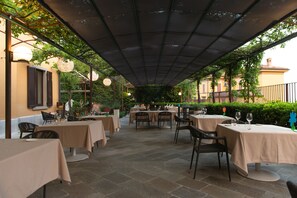 Outdoor dining - Le Funi Hotel (Bergamo)