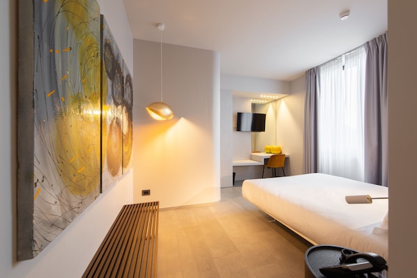In-room safe, soundproofing, free WiFi, bed sheets