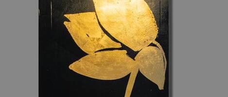 Una pintura de una flor con un tallo largo.