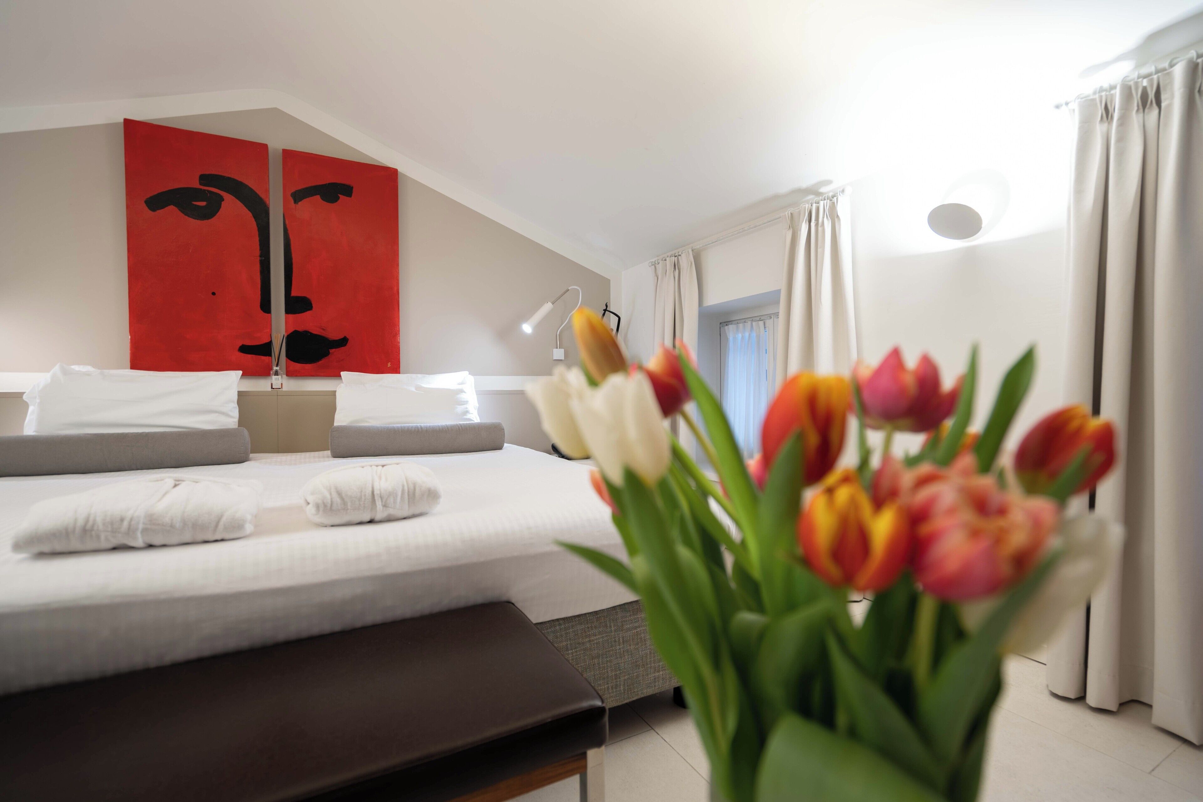 In-room safe, soundproofing, free WiFi, bed sheets