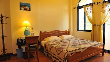 Gallery-Doppelzimmer, 1 Doppelbett, Balkon | Individuell eingerichtet, Schreibtisch, Verdunkelungsvorhänge