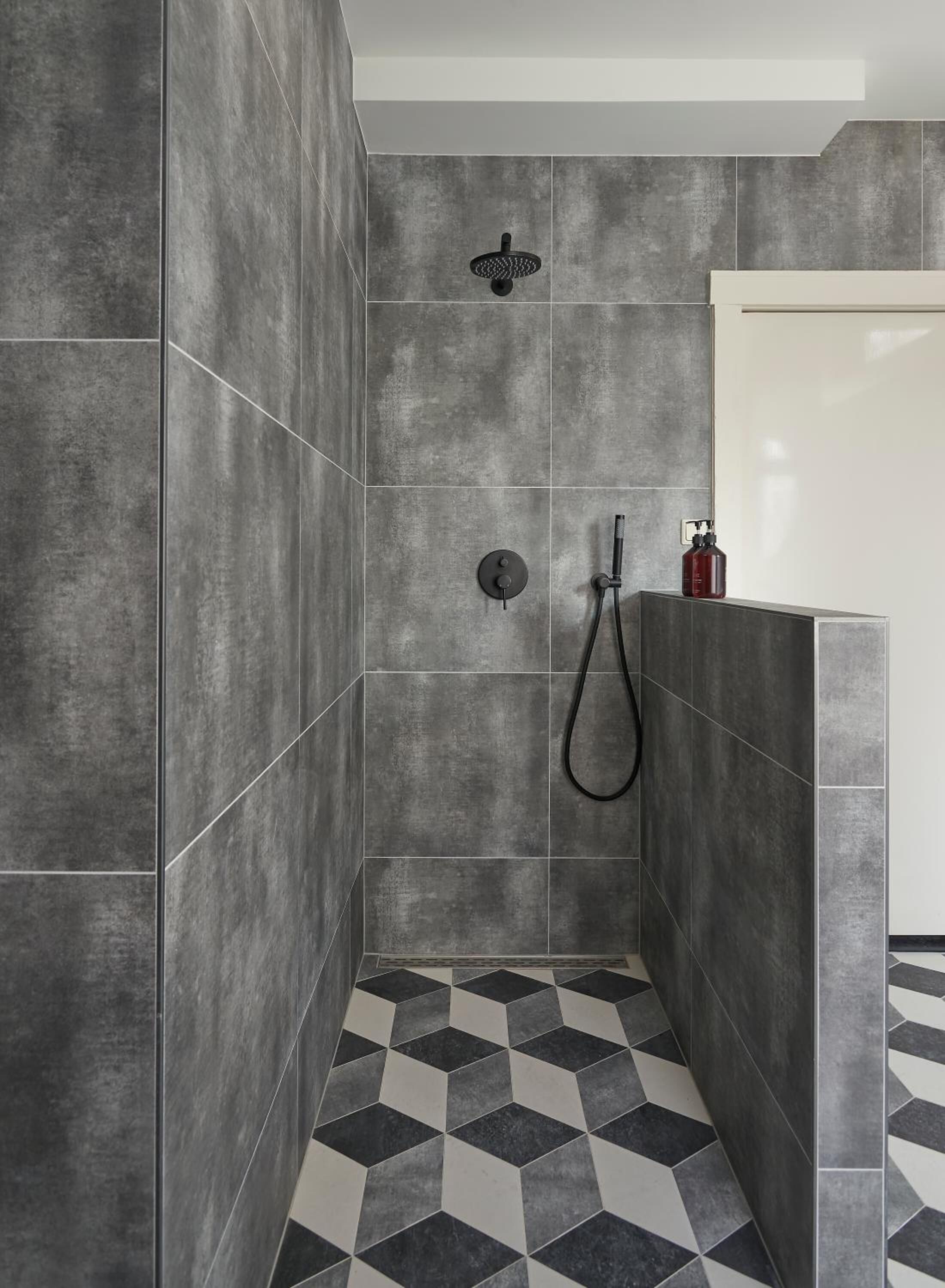 shower, rainfall showerhead, free toiletries, hair dryer