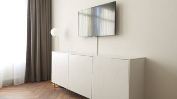 Suite Standard, 1 grand lit | Coffres-forts dans les chambres, bureau, fer et planche à repasser