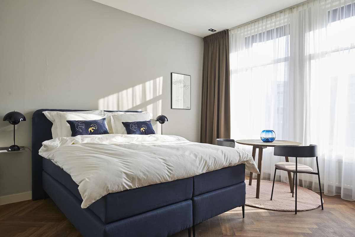 Una camera da letto moderna con un letto grande, un tavolino e una sedia.