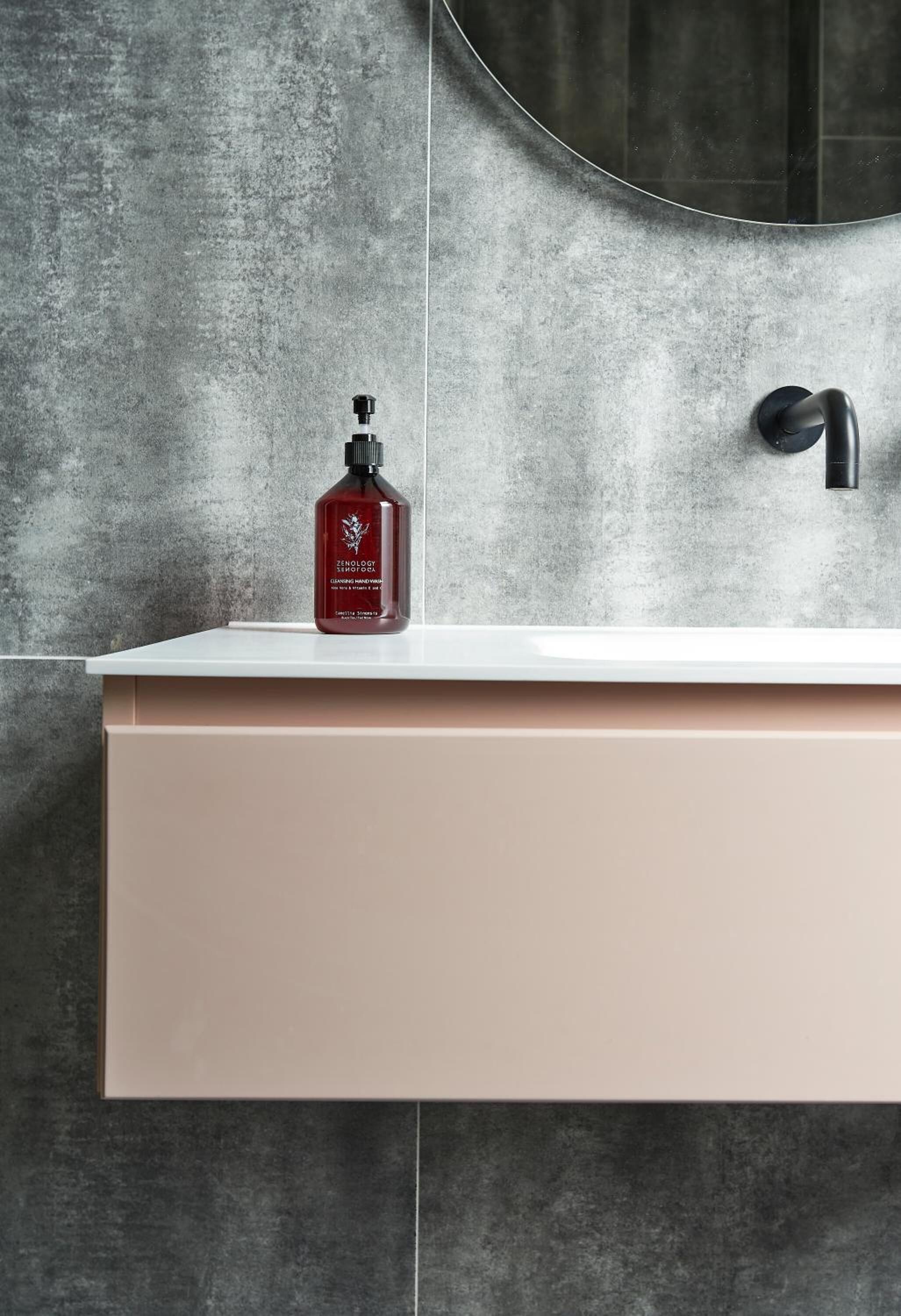 shower, rainfall showerhead, free toiletries, hair dryer