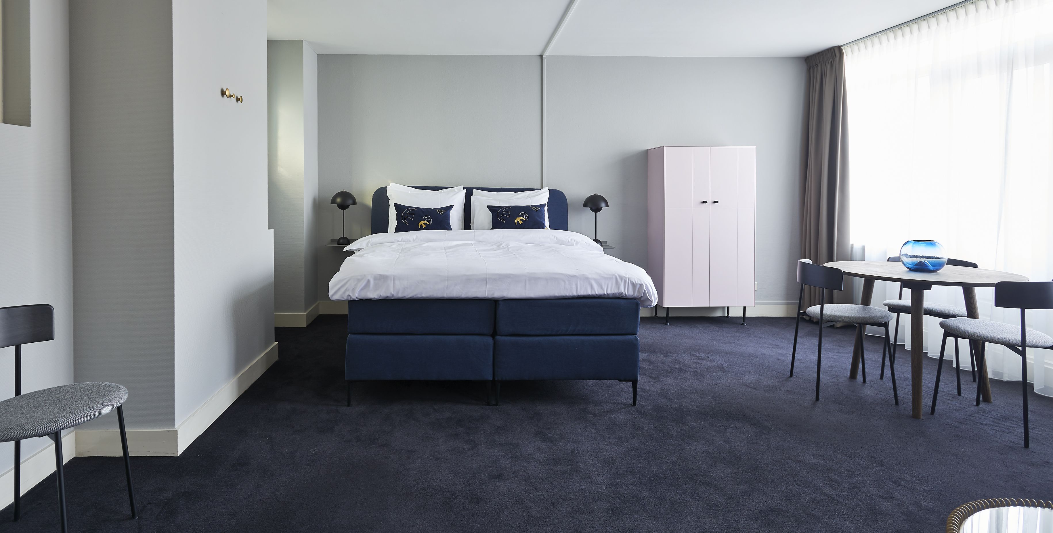 comfort suite, kitchenette | in-room safe, desk, iron/ironing board, free wifi