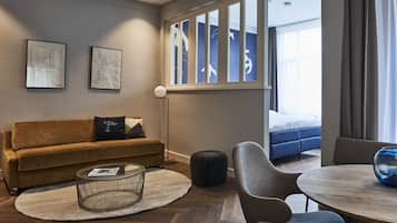 Comfort Suite, Kitchenette | Living area | Smart TV