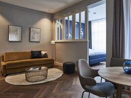 Comfort Suite, Kitchenette | Living area | Smart TV