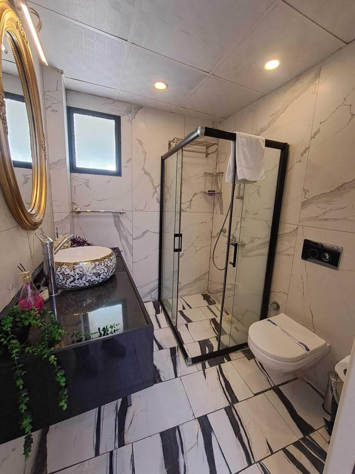 Standard Triple Room | Bathroom | Shower, free toiletries, hair dryer, slippers