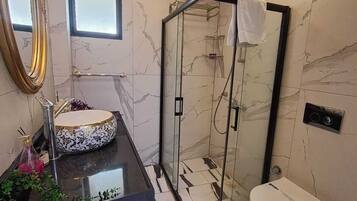 Standard Triple Room | Bathroom | Shower, free toiletries, hair dryer, slippers