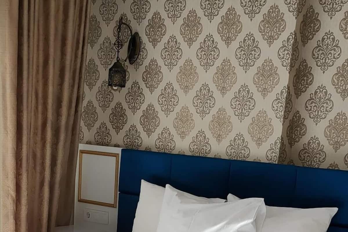 family double room, 1 double bed, smoking | minibar, desk, soundproofing, rollaway beds