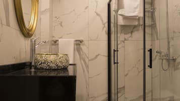 Familie tweepersoonskamer, 1 tweepersoonsbed, roken | Badkamer | Een douche, gratis toiletartikelen, een haardroger, pantoffels