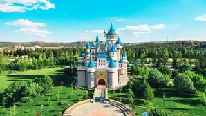 A large castle-like structure with multiple towers and a central entrance, surrounded by well-maintained greenery and a clear sky. - Peri 26 Otel (Eskisehir)