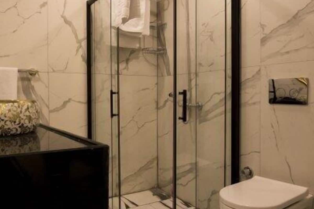 family double room, 1 double bed, smoking | bathroom | shower, free toiletries, hair dryer, slippers