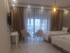 Habitació amb dos llits individuals estàndard | Minibar, escriptori, habitacions insonoritzades i llits addicionals 