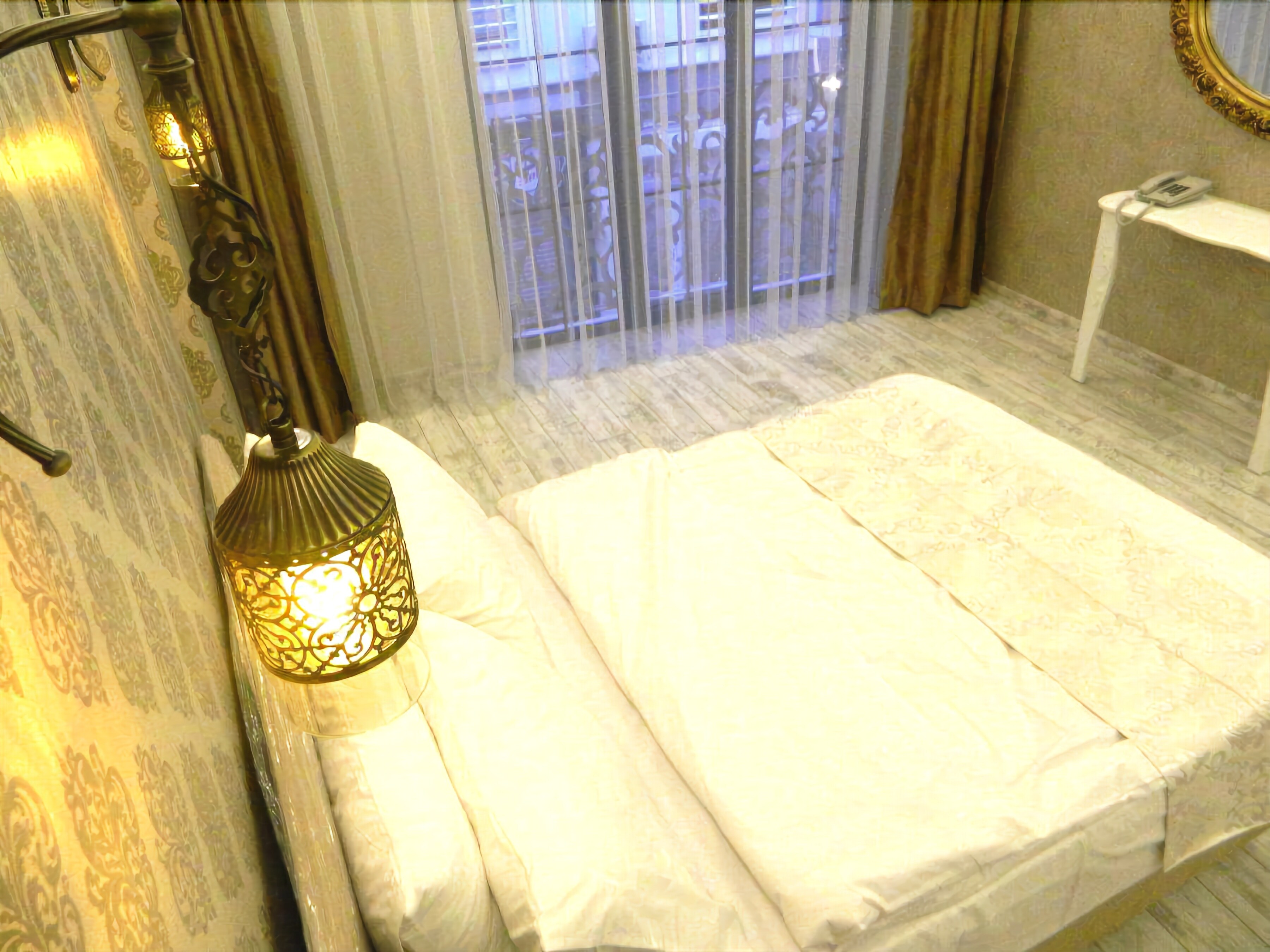 family double room, 1 double bed, smoking | minibar, desk, soundproofing, rollaway beds