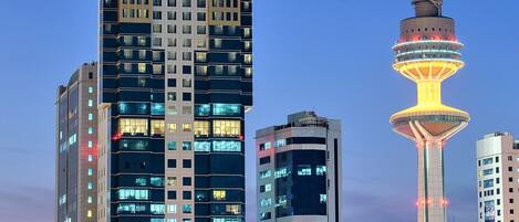 Vista frontal de la propiedad por la tarde o noche