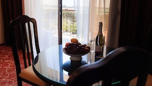 스위트, 발코니, 바다 전망 | 객실 내 식사 공간