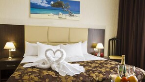 스탠다드 더블룸, 발코니 | 객실 내 금고, 각각 다르게 가구 비치, 책상, 암막 커튼