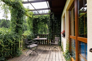 Suíte conforto, 1 quarto, no jardim | Terraço/pátio