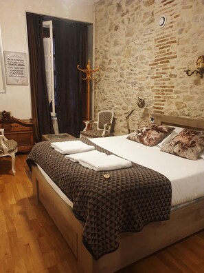 Chambre Confort double | Draps en coton égyptien, literie de qualité, couette en duvet