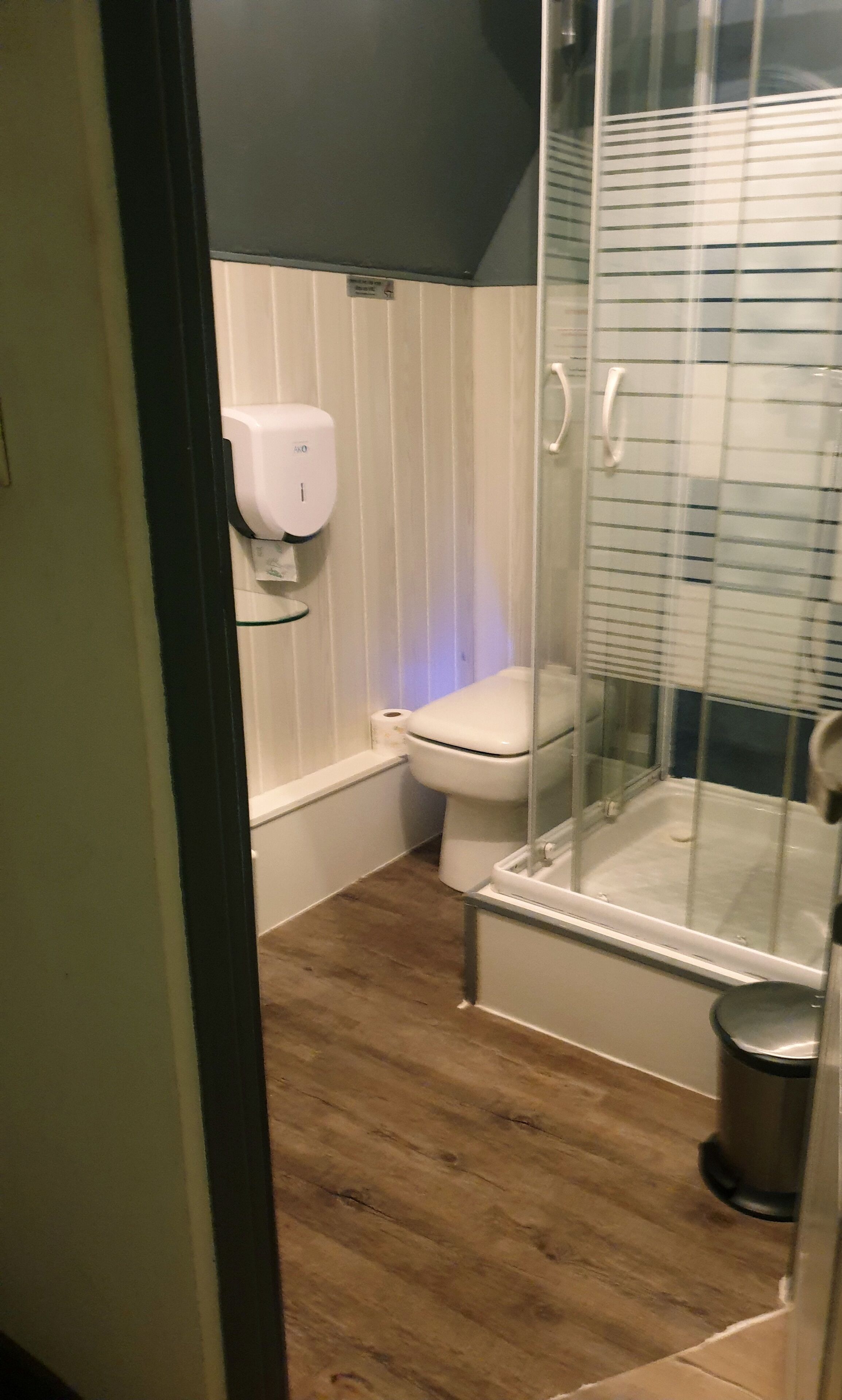 triple room | bathroom | shower, free toiletries, hair dryer, towels